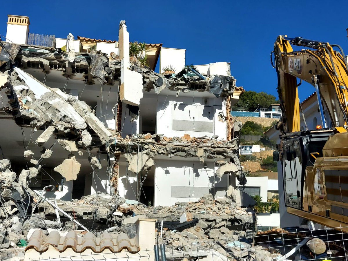 GOBMallorca's tweet photo. 🎉VICTÒRIA! CELEBRAM QUE AVUI COMENÇA LA DEMOLICIÓ DELS APARTAMENTS IL·LEGALS DE #CALALLAMP! Després d'anys de lluita i de no amollar, a la fi veiem tombar els apartaments. Orgullosos i satisfets de la feina feta, agraïm als socis i col·laboradors per ser part d'aquesta victòria. https://t.co/RXr1SFNPXP