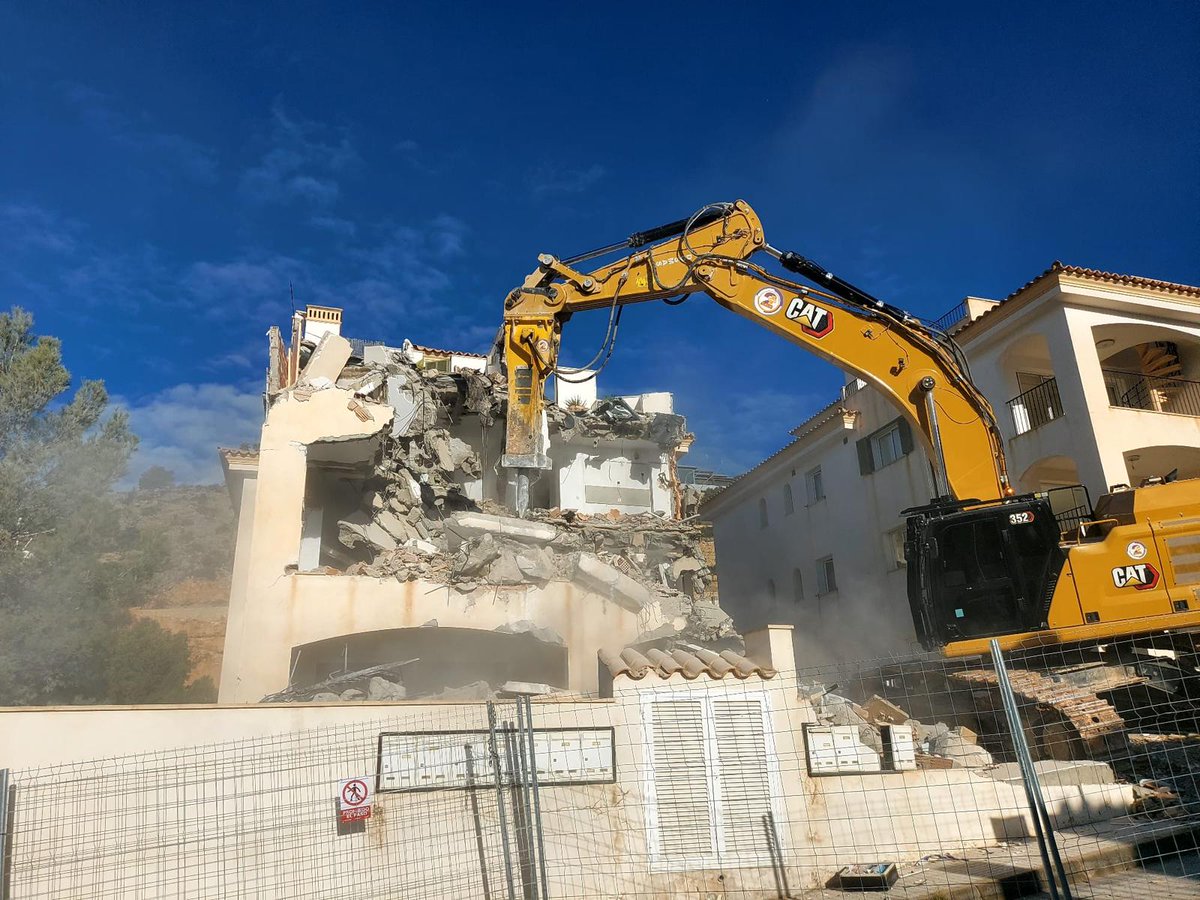 GOBMallorca's tweet photo. 🎉VICTÒRIA! CELEBRAM QUE AVUI COMENÇA LA DEMOLICIÓ DELS APARTAMENTS IL·LEGALS DE #CALALLAMP! Després d'anys de lluita i de no amollar, a la fi veiem tombar els apartaments. Orgullosos i satisfets de la feina feta, agraïm als socis i col·laboradors per ser part d'aquesta victòria. https://t.co/RXr1SFNPXP