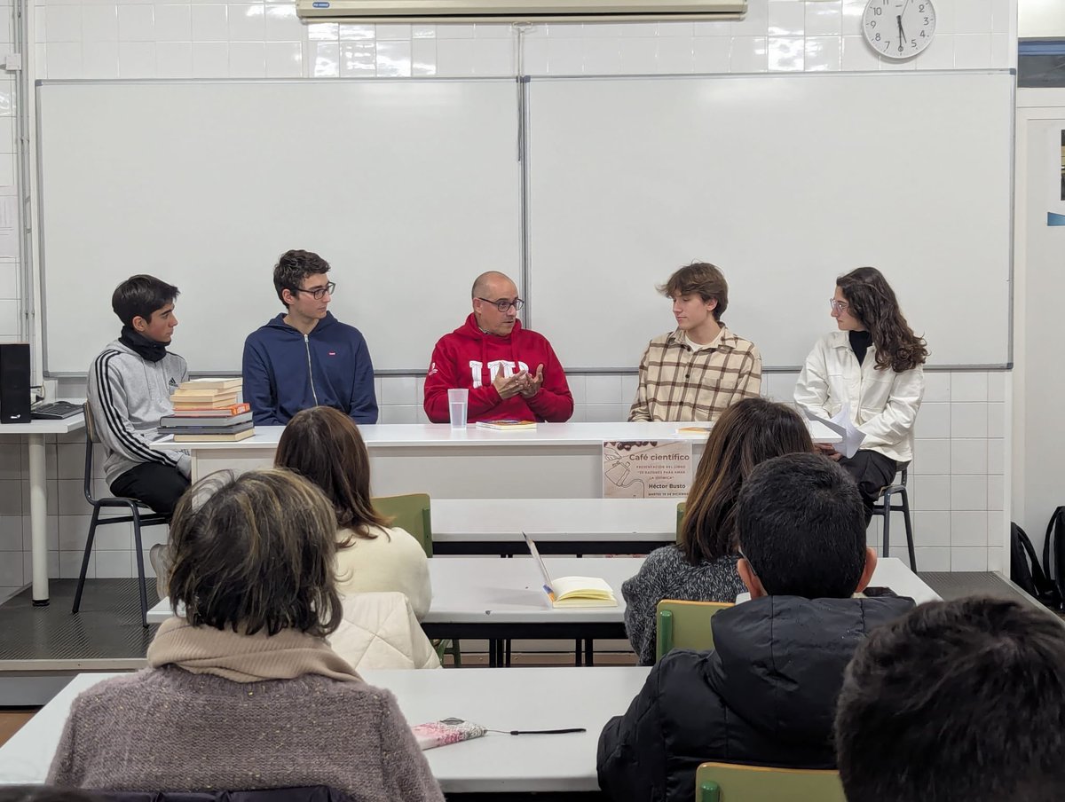 hebusto's tweet photo. Presentar “20 razones para amar la Química” + Dialogar con estudiantes de secundaria = ¡Disfrutar infinito! 

Una ecuación imbatible!
En @ieslalaboral! https://t.co/N9DbLOh3Di