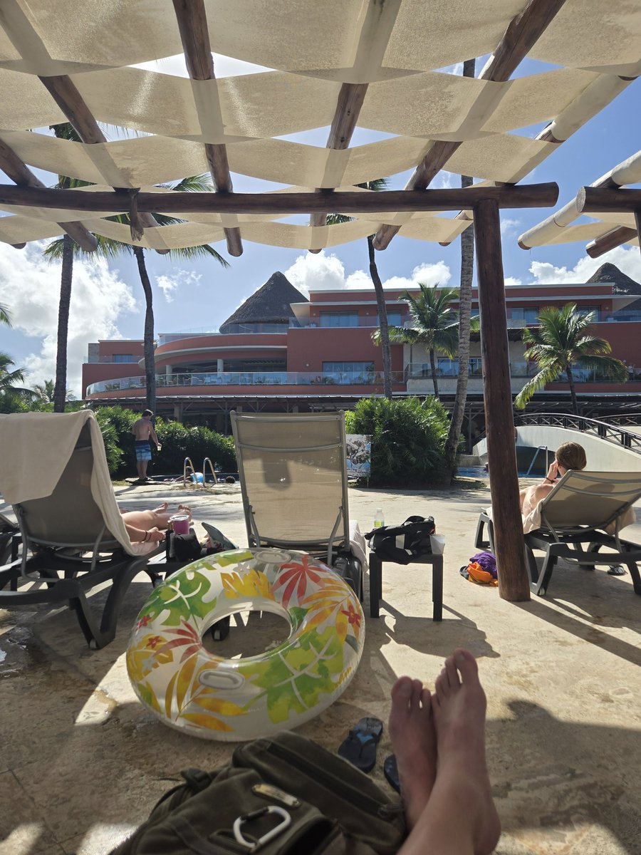 liquidwinter2's tweet image. Living life