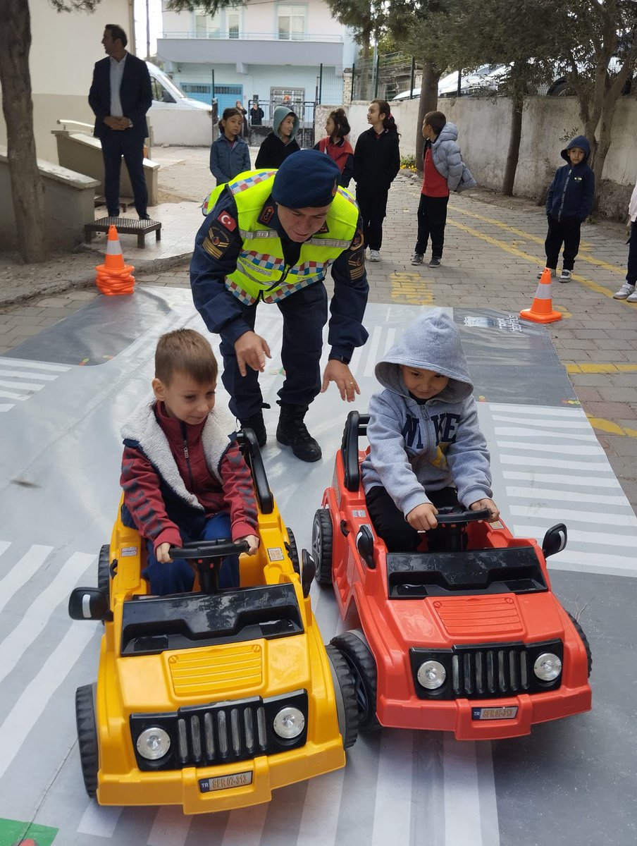 kabakliilkokulu's tweet photo. Balıkesir İl Jandarma Komutanlığı, Trafik Şube Müdürlüğü, Trafik Güvenliği Eğitimi Kısım Amirliği tarafından okulumuz öğrencilerine Trafik Güvenliği Eğitimi verildi. Etkinlikte öğrencilerimize yaya yolu, bisiklet kullanımı, trafik işaretleri ve kuralları konularında bilgi verildi https://t.co/JzuMih1DK6