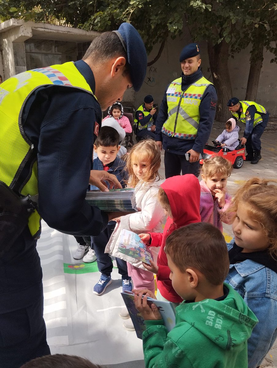 kabakliilkokulu's tweet photo. Balıkesir İl Jandarma Komutanlığı, Trafik Şube Müdürlüğü, Trafik Güvenliği Eğitimi Kısım Amirliği tarafından okulumuz öğrencilerine Trafik Güvenliği Eğitimi verildi. Etkinlikte öğrencilerimize yaya yolu, bisiklet kullanımı, trafik işaretleri ve kuralları konularında bilgi verildi https://t.co/JzuMih1DK6