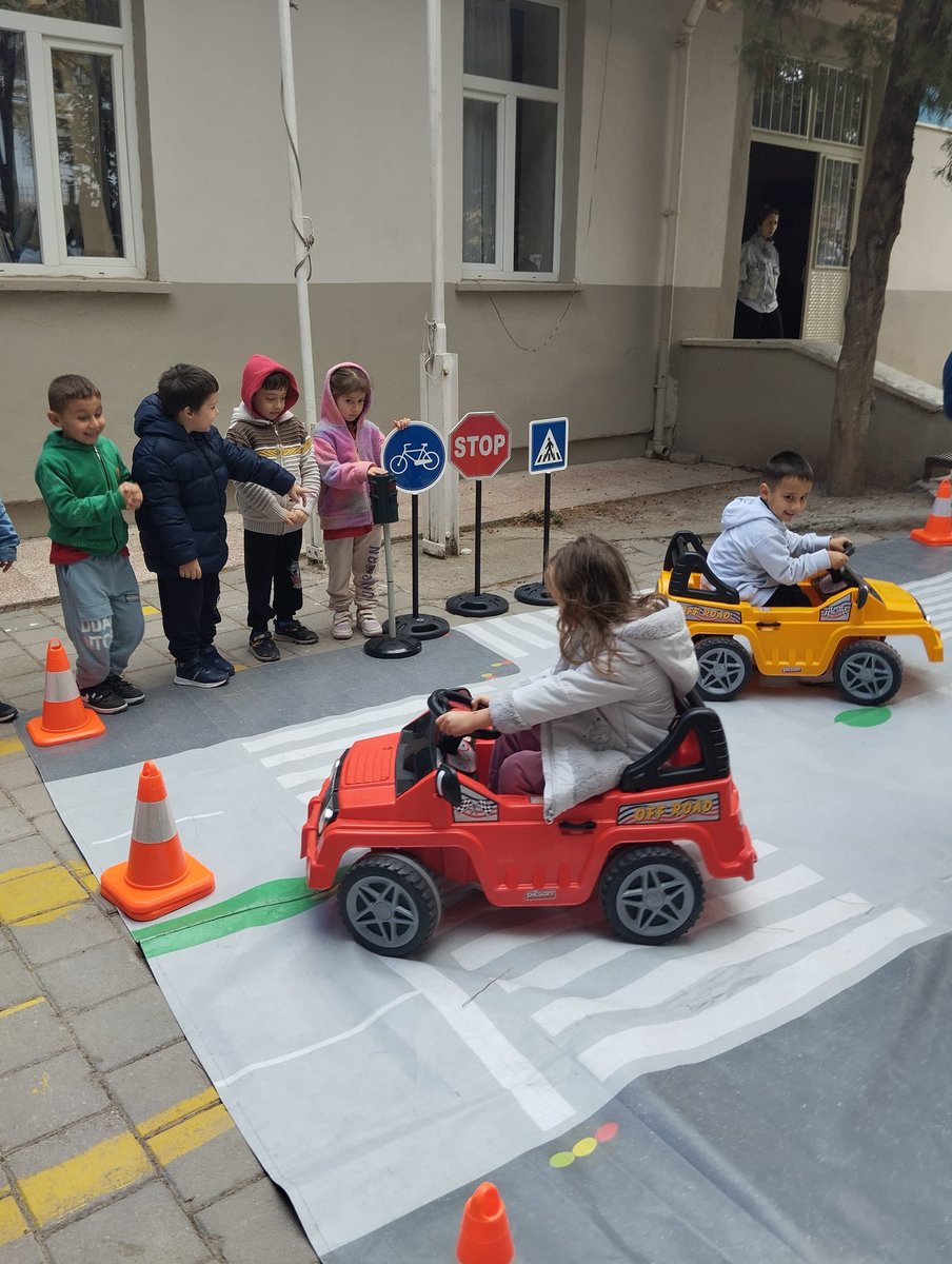 kabakliilkokulu's tweet photo. Balıkesir İl Jandarma Komutanlığı, Trafik Şube Müdürlüğü, Trafik Güvenliği Eğitimi Kısım Amirliği tarafından okulumuz öğrencilerine Trafik Güvenliği Eğitimi verildi. Etkinlikte öğrencilerimize yaya yolu, bisiklet kullanımı, trafik işaretleri ve kuralları konularında bilgi verildi https://t.co/JzuMih1DK6