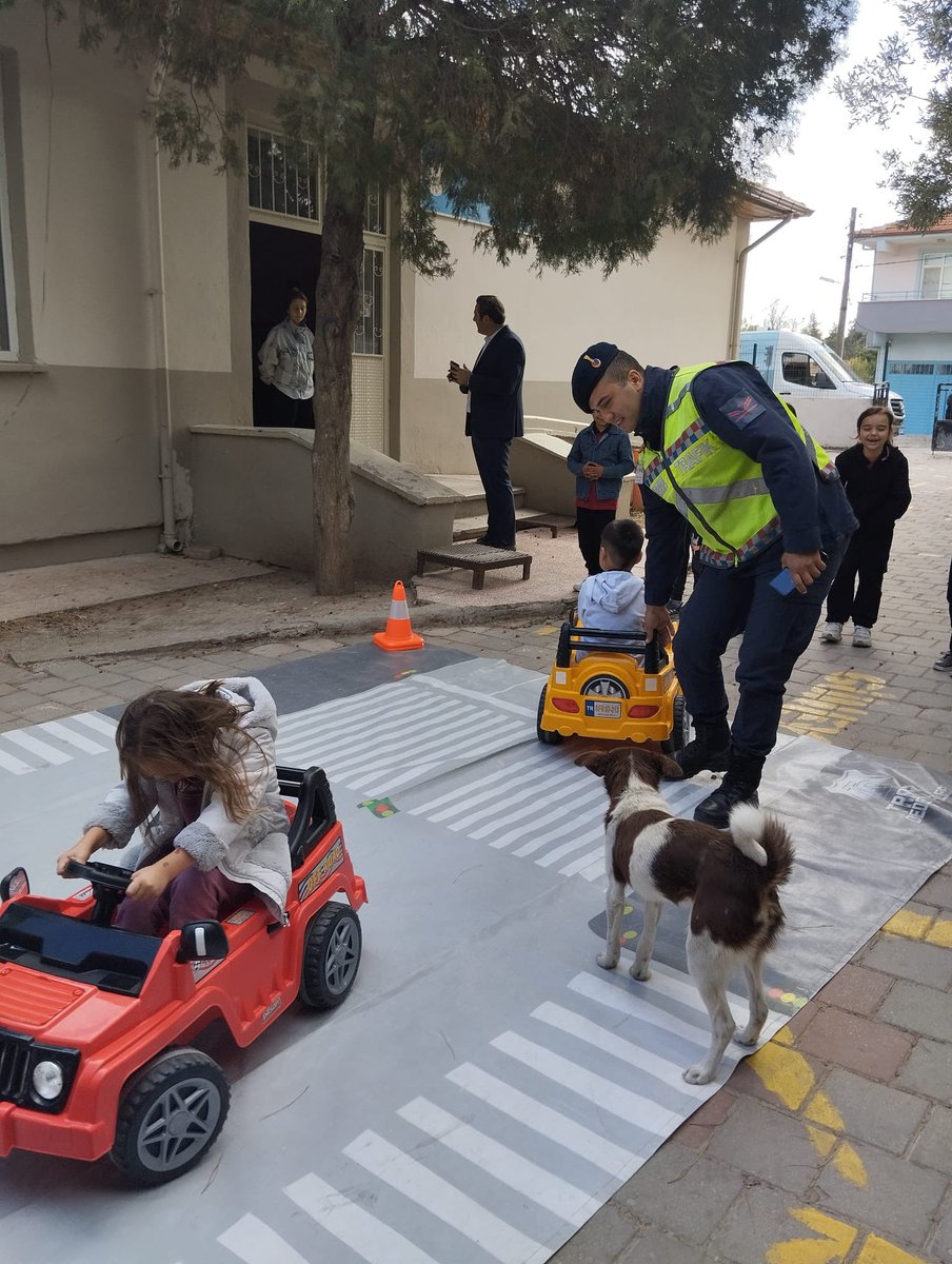 kabakliilkokulu's tweet photo. Balıkesir İl Jandarma Komutanlığı, Trafik Şube Müdürlüğü, Trafik Güvenliği Eğitimi Kısım Amirliği tarafından okulumuz öğrencilerine Trafik Güvenliği Eğitimi verildi. Etkinlikte öğrencilerimize yaya yolu, bisiklet kullanımı, trafik işaretleri ve kuralları konularında bilgi verildi https://t.co/JzuMih1DK6