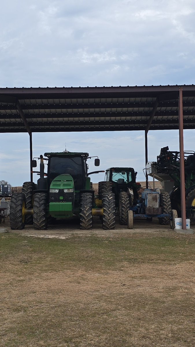 1 of these tractors grew .70 cent cotton........the other one also grew .70 cent cotton... make it make sense. #gagrown #cotton #johndeere #ford