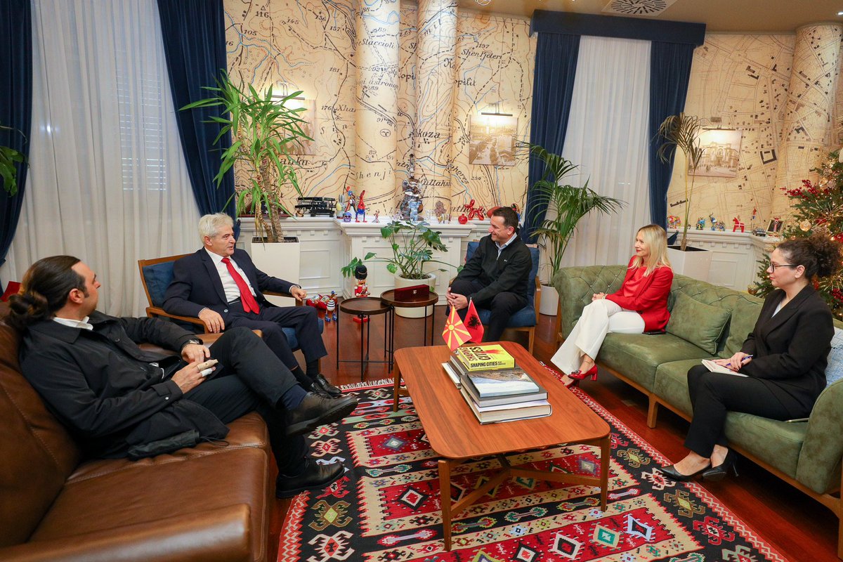 Pata kënaqësinë të pres mikun tonë, Ali Ahmetin, qytetar nderi i Tiranës, dhe t’i dhuroja simbolin e Kullës së Sahatit, në shenjë mirënjohjeje. 🙏🏻 Diskutuam mbi rëndësinë e respektimit së të drejtave të shqiptarëve, si themel për paqen dhe progresin në Maqedoninë e Veriut. 🇦🇱🤝🏻🇲🇰