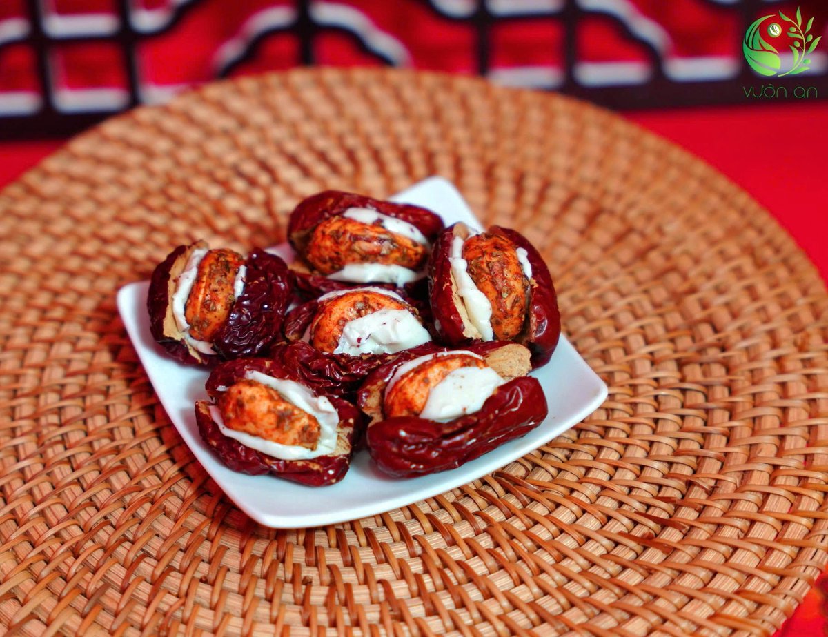 thy96753055's tweet photo. Nghe nói món này đang hot trend. 

Của nhà mình là táo đỏ kẹp dừa và hạt điều keto.( câu chuyện hạt điều Thúy đã Kể rồi ấy ) 
Không đường, không cả mật ong luôn ạ.
Healthy chuẩn chỉnh 
Độc quyền Vườn An mí có.
Đố mọi người biết nó nằm trong set quà nào? https://t.co/HNtKyDpDta