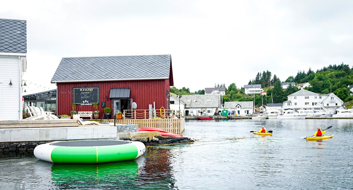 Just outside #Bergen you can find this gem of a place called Olaskjeret. It is on a small island and is perfect if you are organizing a gathering for a group or looking for an exclusive place to stay with the family.

Read more: visitbergen.com/spisesteder/ol…