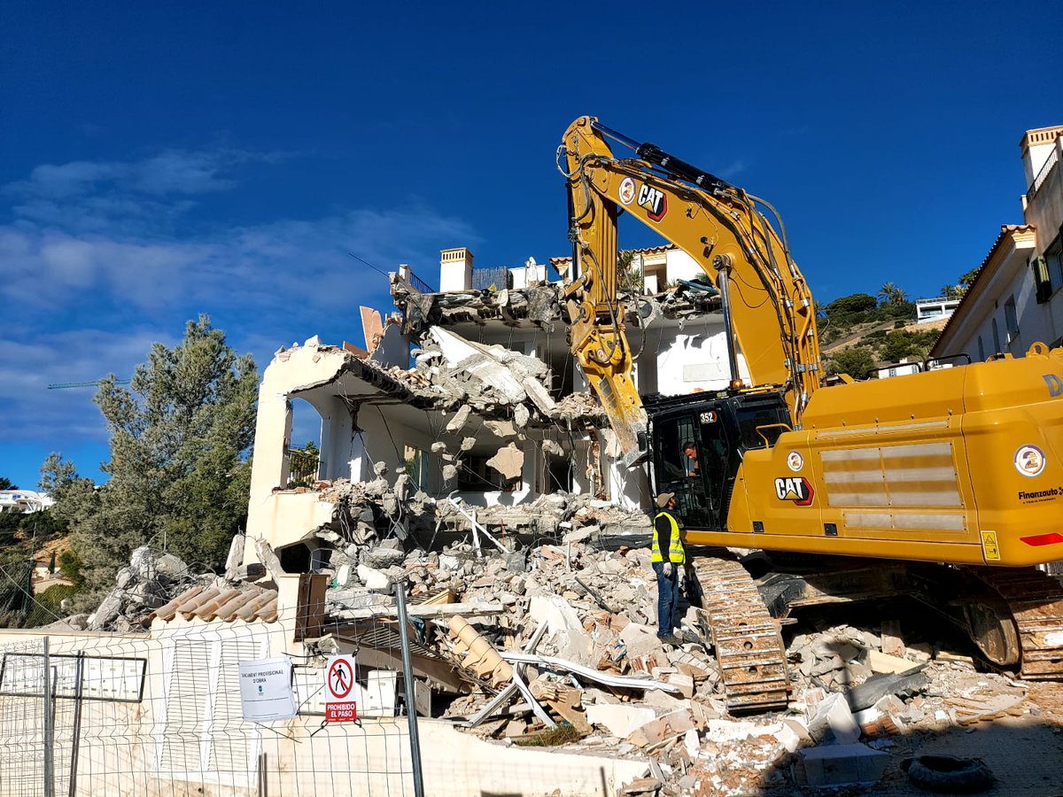 GOBMallorca's tweet photo. 🎉VICTÒRIA! CELEBRAM QUE AVUI COMENÇA LA DEMOLICIÓ DELS APARTAMENTS IL·LEGALS DE #CALALLAMP! Després d'anys de lluita i de no amollar, a la fi veiem tombar els apartaments. Orgullosos i satisfets de la feina feta, agraïm als socis i col·laboradors per ser part d'aquesta victòria. https://t.co/RXr1SFNPXP