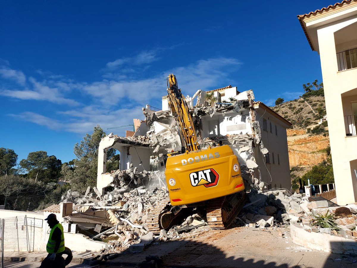 GOBMallorca's tweet photo. 🎉VICTÒRIA! CELEBRAM QUE AVUI COMENÇA LA DEMOLICIÓ DELS APARTAMENTS IL·LEGALS DE #CALALLAMP! Després d'anys de lluita i de no amollar, a la fi veiem tombar els apartaments. Orgullosos i satisfets de la feina feta, agraïm als socis i col·laboradors per ser part d'aquesta victòria. https://t.co/RXr1SFNPXP