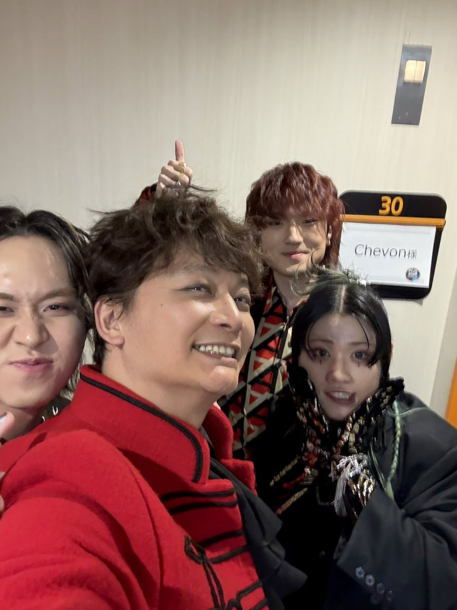 ktrsngofficial's tweet photo. 楽しかったよ〜！
幸せ感謝
ありがとうFNS歌謡祭！
ありがとう相葉くん！

#香取慎吾
#Chevon
#CircusFunk
#日本一の最低男
#FNS歌謡祭 https://t.co/Tng9ju6o7P