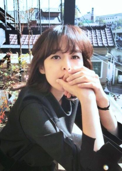 leehanaist's tweet photo. Her favorite pose https://t.co/ZxSBkHIEuf