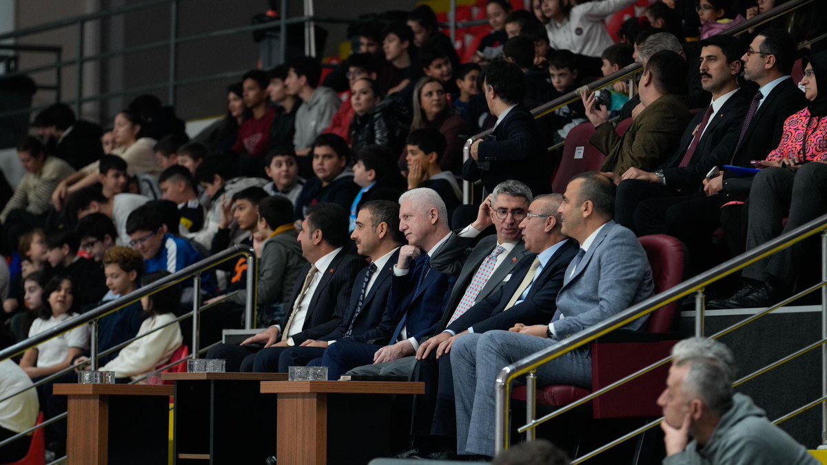 istanbulilmem's tweet photo. 🏀 Okul Sporları Basketbol Genç Erkekler İl Finali’nde Özel Şişli Doğa Koleji ve Özel Esenyurt Okyanus Koleji arasındaki müsabaka Valimiz Sayın Davut Gül, İl Millî Eğitim Müdürümüz Murat Mücahit Yentür, il protolü, eğitim yöneticileri, öğretmen ve öğrencilerimizin katılımıyla Ahmet Cömert Spor Salonu'nda gerçekleştirildi.

@tcmeb @Yusuf__Tekin 
@TC_istanbul @gul_davut 
@MucahitYentur