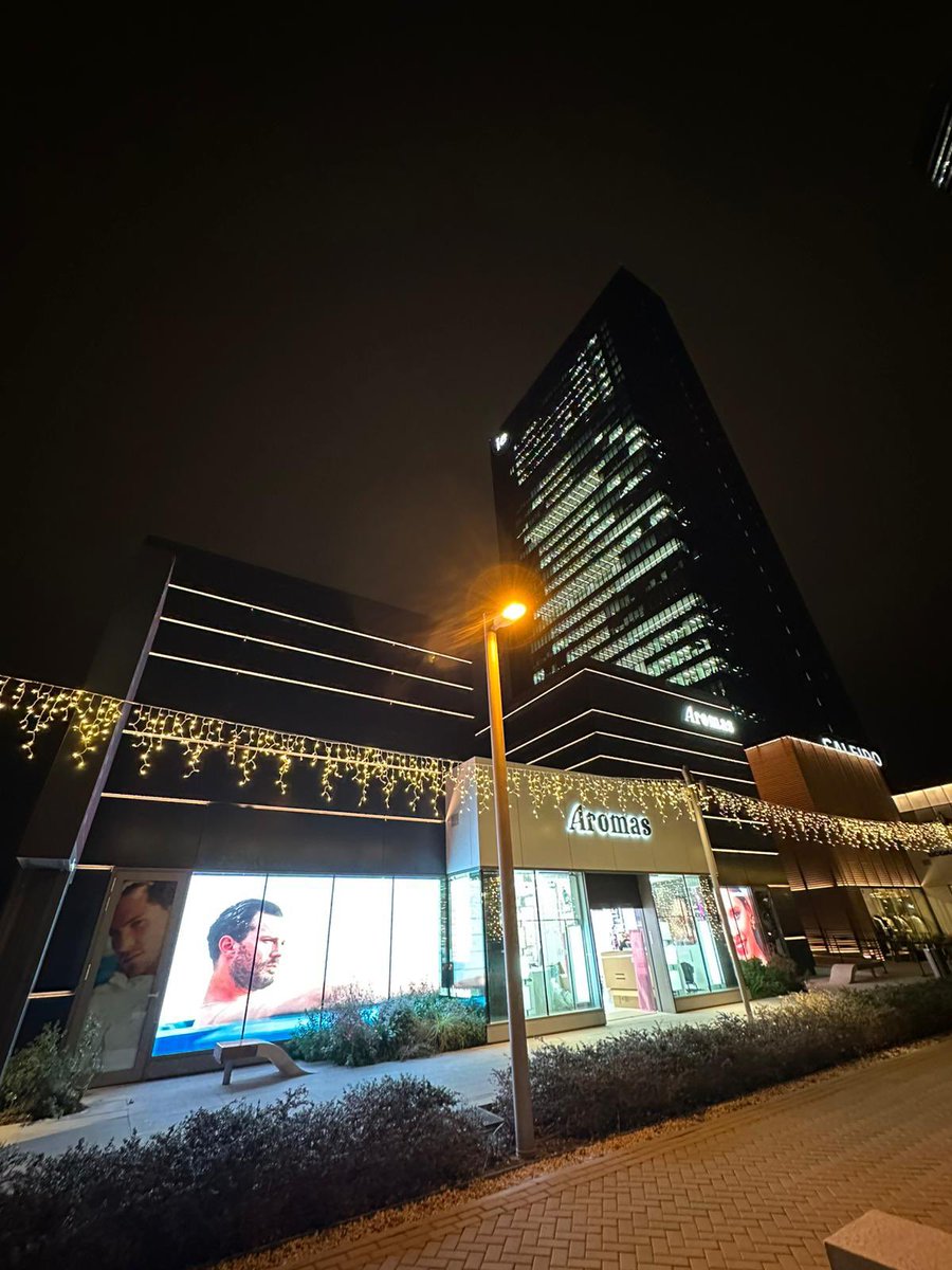 RalphGM's tweet photo. @aromas inaugura su flagship store en @caleido_madrid. La #perfumeria ocupa uno de los diez cubos de cristal ubicado en la zona financiera #cuatrotorresbusinessarea. #perfumeria #cosmetica #maquillaje #luxury #consumer #retail https://t.co/X5m1pxnt6f