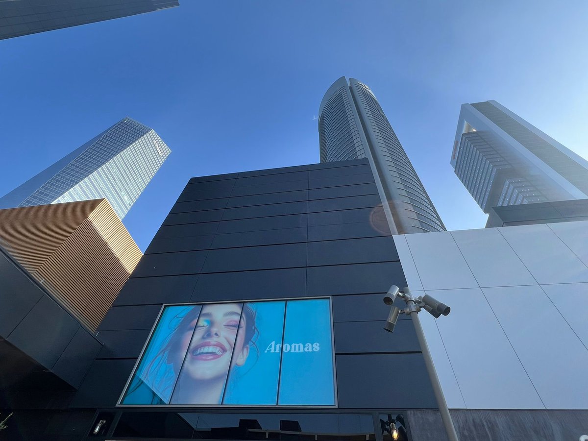 RalphGM's tweet photo. @aromas inaugura su flagship store en @caleido_madrid. La #perfumeria ocupa uno de los diez cubos de cristal ubicado en la zona financiera #cuatrotorresbusinessarea. #perfumeria #cosmetica #maquillaje #luxury #consumer #retail https://t.co/X5m1pxnt6f