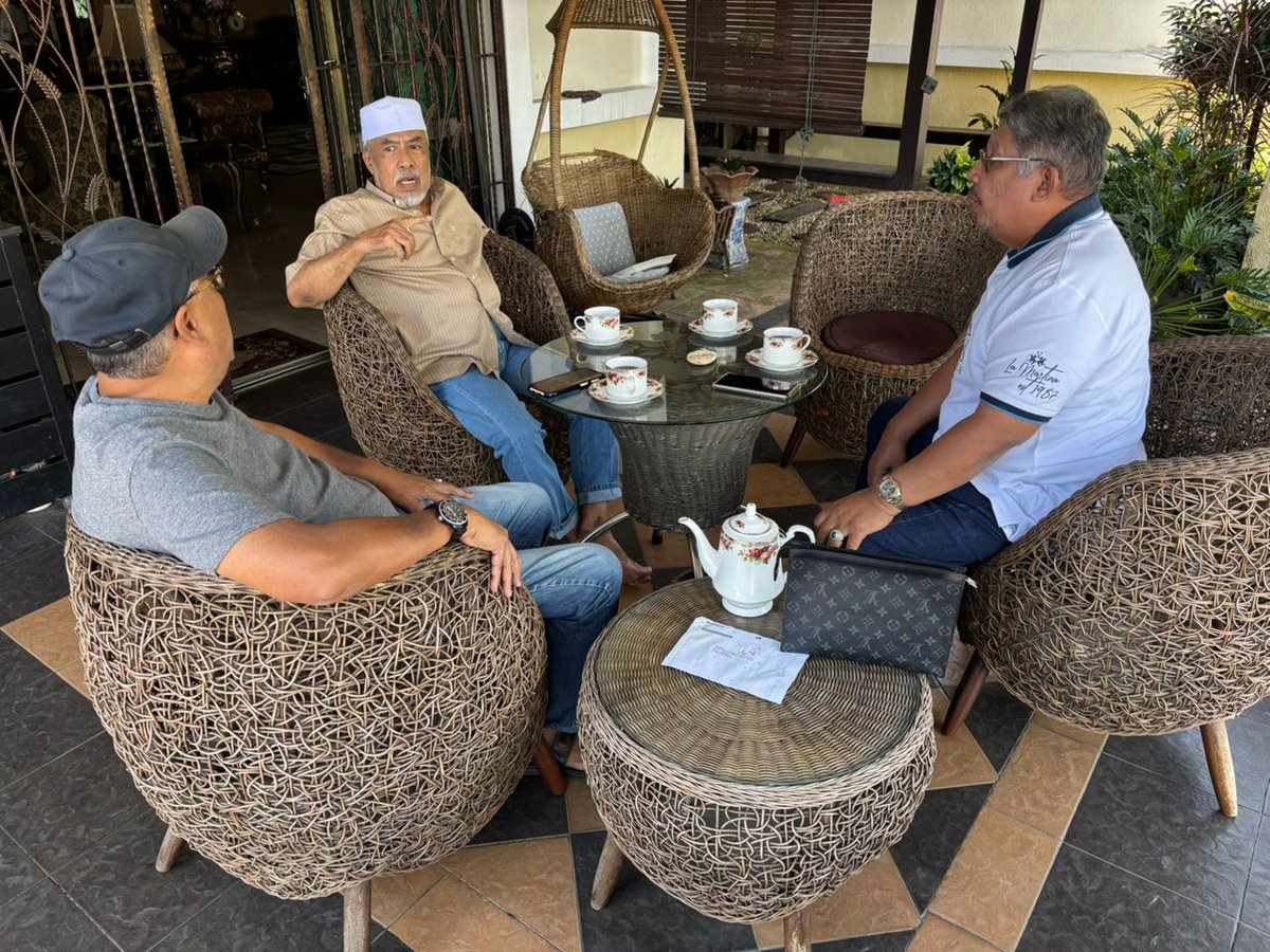 Ziarah sahabat seperjuangan dlm UMNO bhg Hulu Langat, mantan Timbalan KB &amp; NKB ,  sembang politik dulu dan sekarang selain bertanya khabar. Wajib terima Pemimpin dtg &amp; pergi.