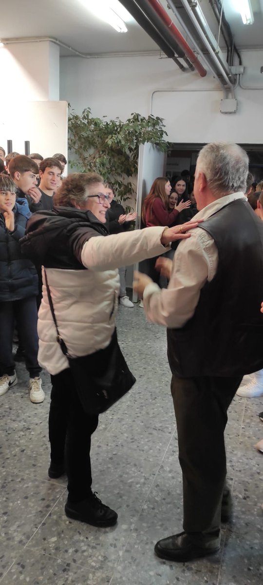 #SeJubilaNoni 
Después de muchos cursos en el IES Jacarandá, Noni Ramos ha impartido la última clase de su vida laboral en nuestro Centro. 
Le hemos dado un más que merecido homenaje. 
¡Enhorabuena y a disfrutar de tu nueva etapa! 

buff.ly/3OPOlTe