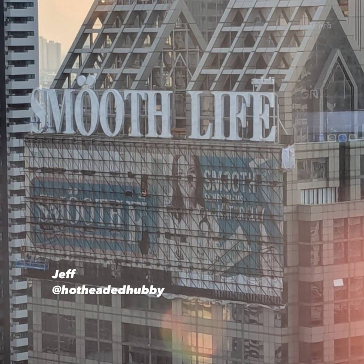 วันนี้นั่งร้านขึ้นที่ตึก Smooth Life 
billboard ตรงนี้ไม่ได้เปลี่ยนภาพมานานแล้ว 

คิดว่าใช่นะ แต่ถ้าเปิดมาไม่ใช่มีคนเจ่บ

#SmoothEXLingOrm 
#กันแดดน้องออม