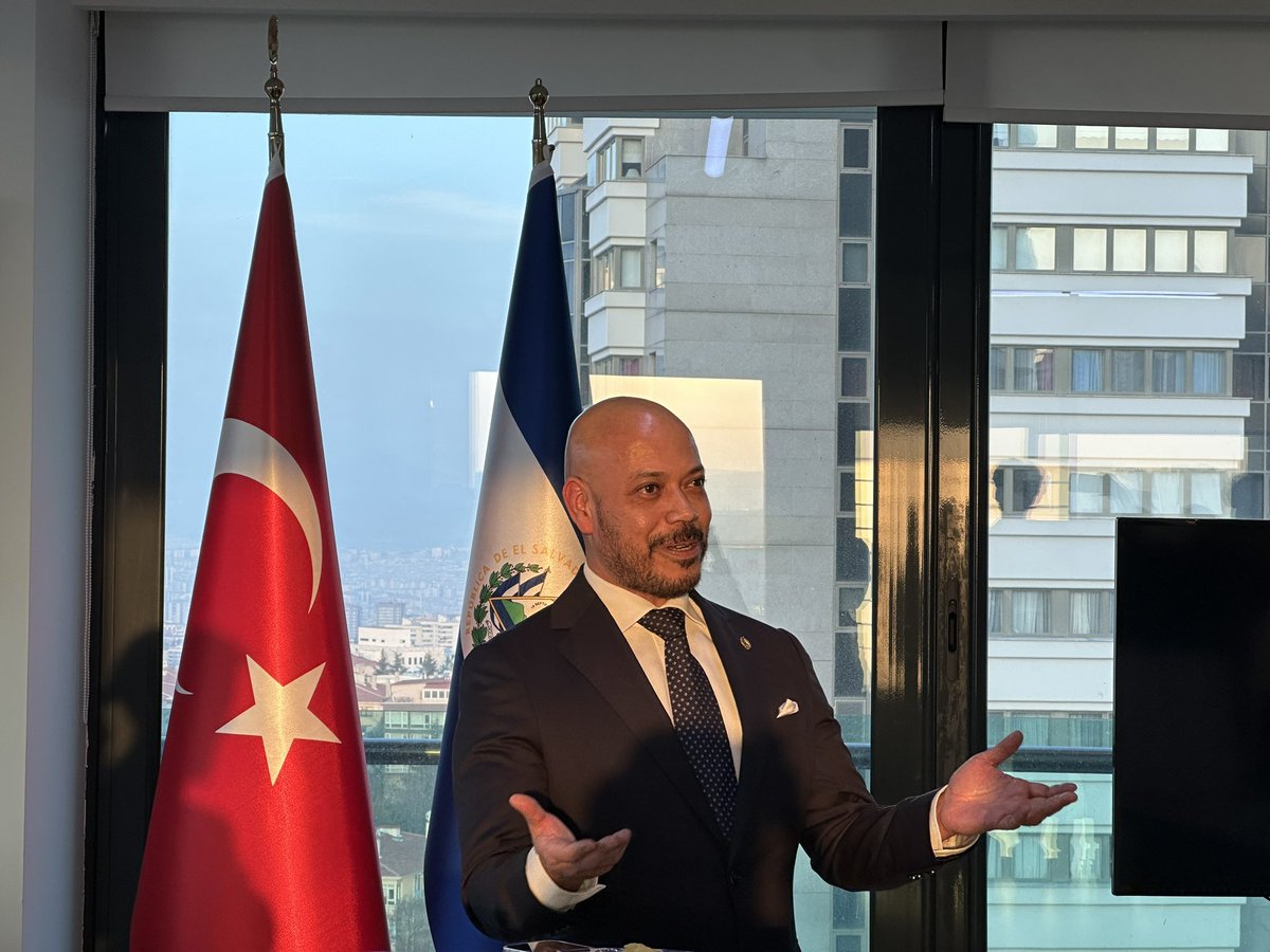 Conmemoramos el Día Nacional del Salvadoreño en el Exterior, junto con los connacionales radicados en Türkıye🇸🇻 
 
En el encuentro, destacamos el aporte de la comunidad en el exterior al desarrollo del país y tuvimos la oportunidad de degustar platillos típicos salvadoreños 🇸🇻🇸🇻