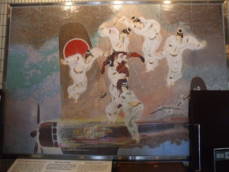知覧特攻平和会館
こちらの絵は会館入り口にあります
日本人なら一度は足を運ぶべき場所です
家族を守る、日本を守る、未来に残す
英霊達は教えてくれます

#知覧特攻平和会館
#鹿児島