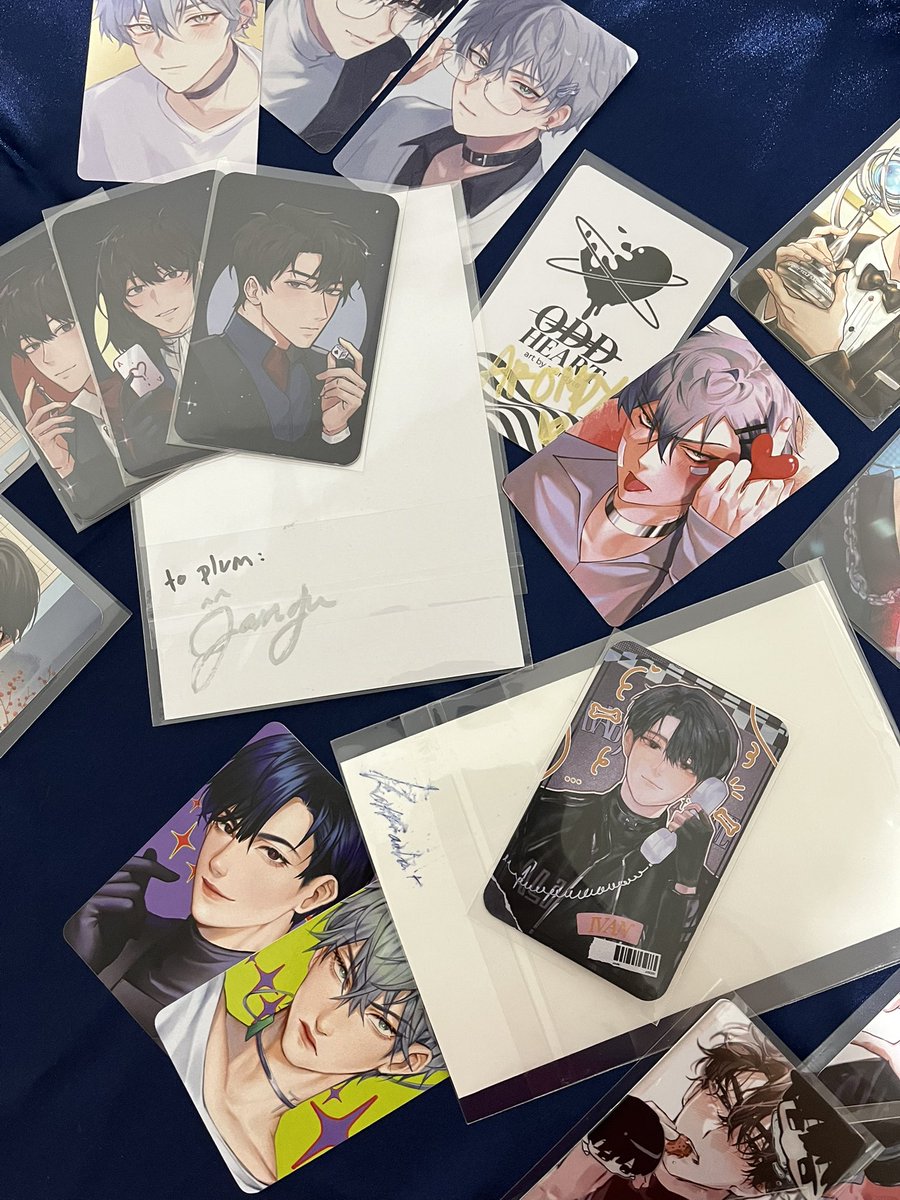 plumteamaster's tweet photo. Cf19 late pics~ taking pics of the autographs i managed to receive... one of them is smudged... sadly... 

And some gifts! (There was a lot more but ive eaten them up 😭) https://t.co/0TdcgkWCDs