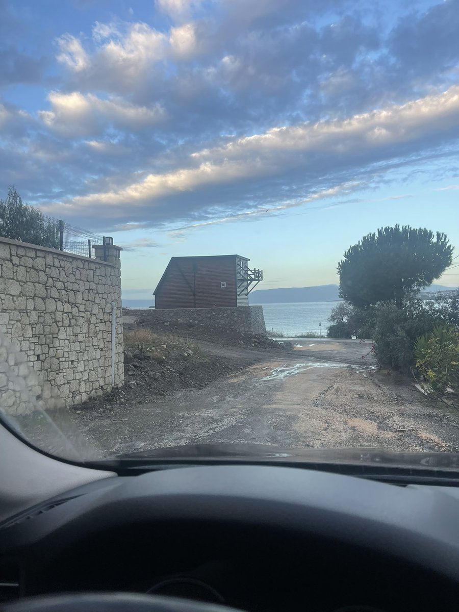 #seferihisar <a href="/shisarbel/">Seferihisar Belediyesi</a> 
Olacak iş mi bu yapı burada bu çirkinlik. Kim neyin karşılığında neye dayanarak izin verdi? Muz cumhuriyeti mi burası. 
Bari estetik güzel olsa. İnanılmaz.