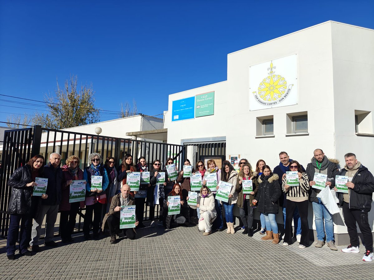 MufaceSi's tweet photo. Unión, reivindicación y pancartas en las puertas de nuestros centros Seguiremos luchando: MUFACE SÍ #mufacesi @mufaceoficial @sumar @podemos @oscarlopeztwit @Yolanda_Diaz_  @ppopular @psoe @IzquierdaUnida @Congreso_Es @vox_es @Monica_Garcia_G @CsifNacional @UGT_Comunica  @CCOO https://t.co/5HRsAue35q