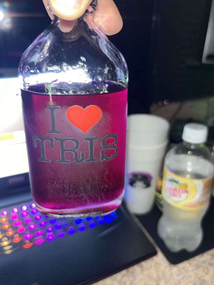 jnova_mp3's tweet photo. its beginning to look a lot like trismas 🫗🎄 #tristroop https://t.co/mQnq916H2w