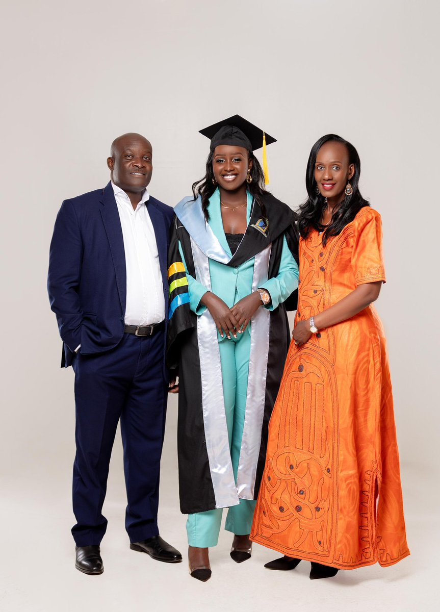 GloriaMuhenda's tweet photo. I have no words to express the blessing of parents l have. God has been faithful 🙏 and today l graduated with a Bachelor's of Arts with education English language and Literature . Thank 😊 you to my family and friends who have been on this journey with me ...l am deeply humbled. https://t.co/BtkmlBtsh9