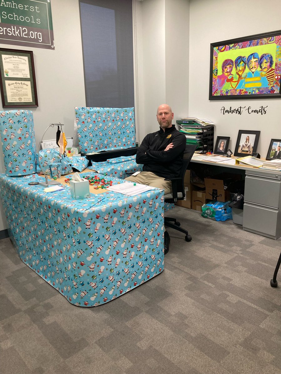 AsstCometSuper's tweet photo. Looks like Boardy our Board Office elf visited @TheCometSuper last night!  💚💛💚 https://t.co/o2u57aJrDj