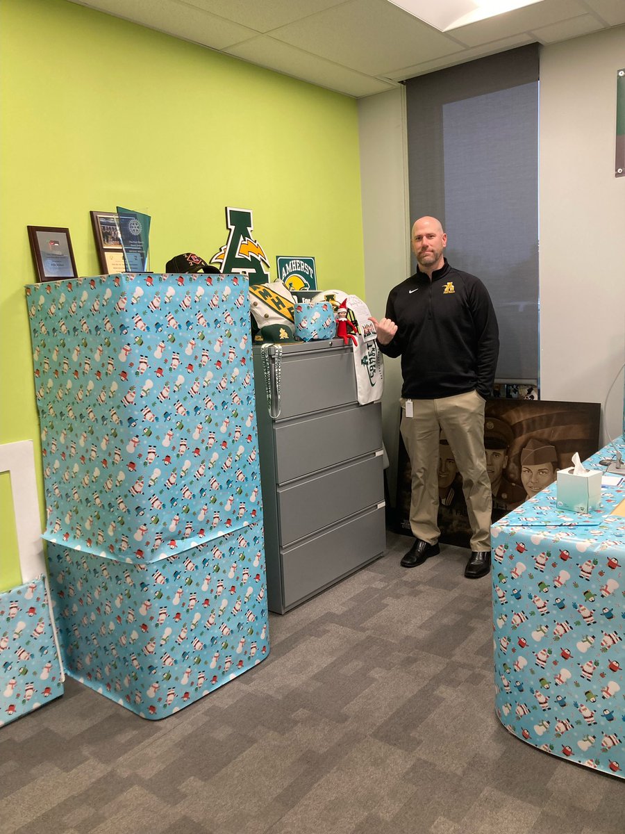 AsstCometSuper's tweet photo. Looks like Boardy our Board Office elf visited @TheCometSuper last night!  💚💛💚 https://t.co/o2u57aJrDj