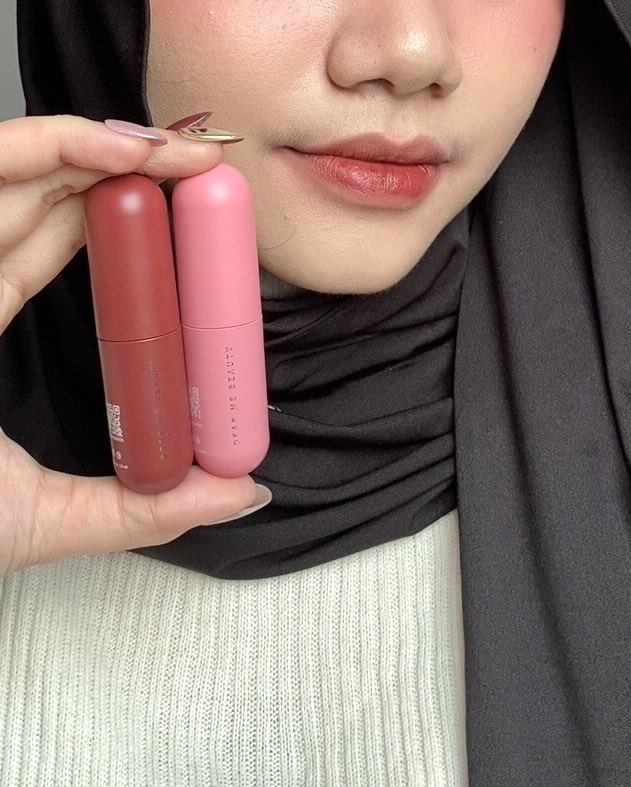 masih jadi Velvet Lip Tint terrrrrrrringan yang pernah aku coba!

waktu di swatches tuh alussss pisan, ada efek blurringnya gitu ke bibir bikin keliatan jadi TJAKEEEEP🥰
