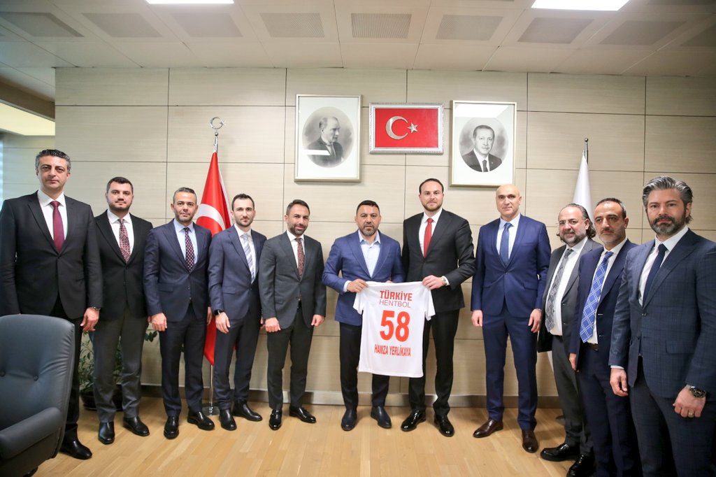 Hamza Yerlikaya 🇹🇷 (@hamzayerlikaya) on Twitter photo Türkiye <a href="/Hentbol_Fed/">Türkiye Hentbol Federasyonu</a> Başkanı <a href="/mesutcebi22/">Mesut Cebi</a> ve yönetim kurulu üyelerini bakanlığımızda ağırladık.
Ziyaretleri için teşekkür ediyorum. Türkiye <a href="/Hentbol_Fed/">Türkiye Hentbol Federasyonu</a> Başkanı <a href="/mesutcebi22/">Mesut Cebi</a> ve yönetim kurulu üyelerini bakanlığımızda ağırladık.
Ziyaretleri için teşekkür ediyorum.