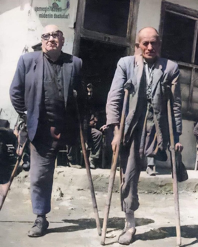 1957, Çanakkale'ye iki bacakla koşarak gidip tek bacakla geri dönen, Çanakkale’yi geçilmez yapan Ispartalı gazilerimiz; İsmail ve Yusuf amcalar.