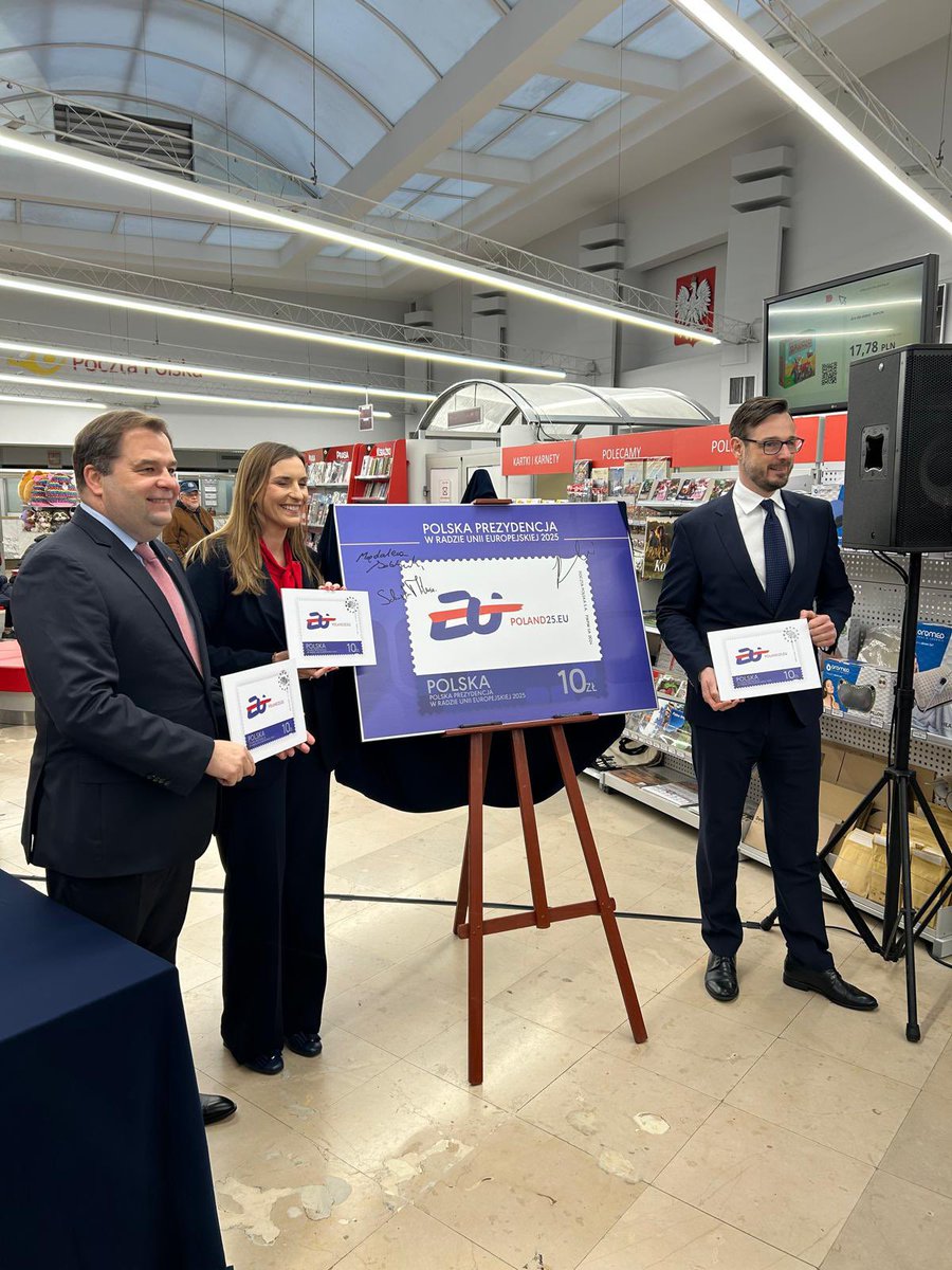 Sebastian Mikosz (@mikoszsebastian) on Twitter photo Wysyłamy w świat dobrą informację. Już od 1go stycznia #Polska obejmie Prezydencje w #EU. @POLAND25EU.
Z tej okazji wydaliśmy specjalny znaczek z Logo prezydencji. Dziękuję <a href="/magdasobkowiak/">Magdalena Sobkowiak</a>, <a href="/JakubJaworowski/">Jakub Jaworowski, CFA</a> #JakubJaworowski <a href="/MAPGOVPL/">Ministerstwo Aktywów Państwowych 🇵🇱</a> za udział we wspólnej prezentacji znaczka. Wysyłamy w świat dobrą informację. Już od 1go stycznia #Polska obejmie Prezydencje w #EU. @POLAND25EU.
Z tej okazji wydaliśmy specjalny znaczek z Logo prezydencji. Dziękuję <a href="/magdasobkowiak/">Magdalena Sobkowiak</a>, <a href="/JakubJaworowski/">Jakub Jaworowski, CFA</a> #JakubJaworowski <a href="/MAPGOVPL/">Ministerstwo Aktywów Państwowych 🇵🇱</a> za udział we wspólnej prezentacji znaczka.
