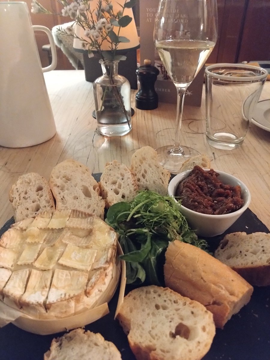 Good food at <a href="/daylesfordescps/">DaylesfordAccom</a> Three Horseshoes, Asthall