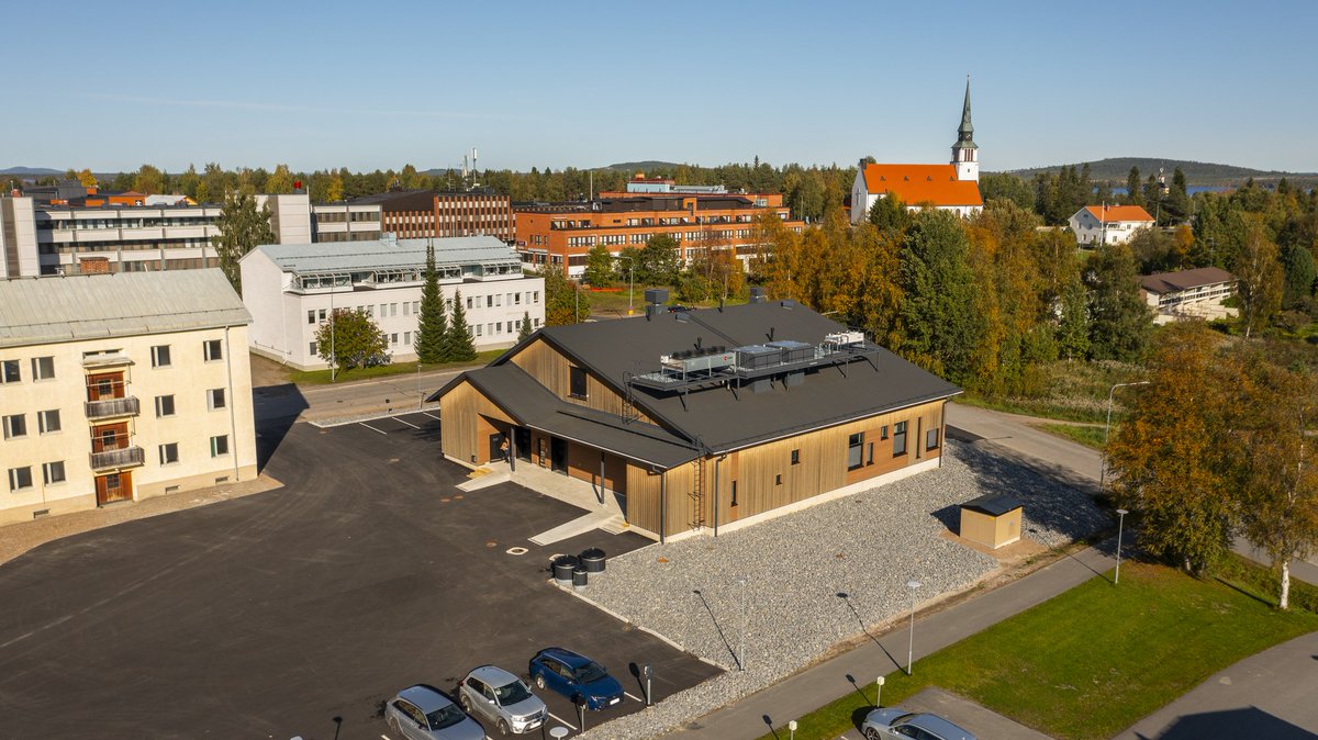 Kemijärven uusi keskuskeittiö avattiin elokuussa ja toimitimme kohteeseen LAPWALL LEKO® -seinäelementit!

LapWallin elementtien avulla voit lyhentää työmaan läpimenoaikaa ja tuotteemme ovat sertifioidusti CO2-negatiivisia. 

Rakennetaan yhdessä tehokkaammin ja vastuullisemmin!