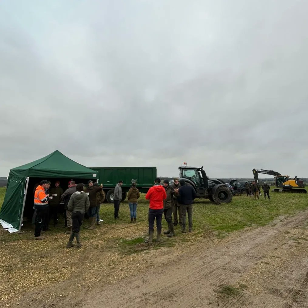 FWAGSouthEast's tweet photo. Ready for action at this mornings event with the Winchester to River Test Farm Cluster Hedgerow Management event. #fwagse #fwagsoutheast #WinchestertoRiverTest #farmcluster #hedgerows #Farming #wildlife #conservation #landscape https://t.co/IPE09fc0jQ