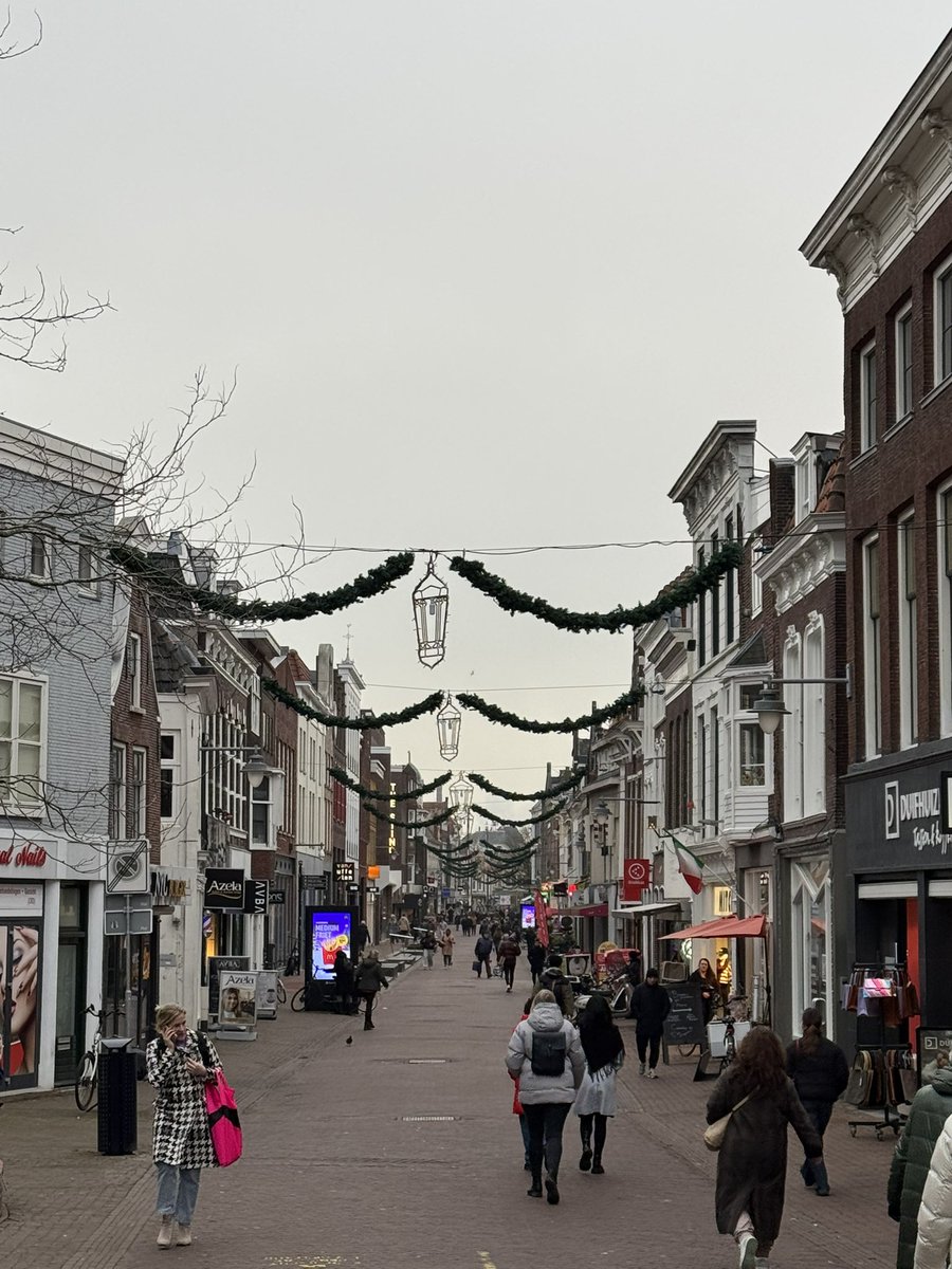 Ik begrijjp echt gewoon niet als binnenstad dat we een hoop geld uit geven aan kerstversiering om de donkere dagen, sombere uitstraling nog enige sfeer te geven. Om ze vervolgens alleen aan te doen in de avond als de stad leeg is. 

<a href="/SBG_Gouda/">SBG Gouda</a> <a href="/GemeenteGouda/">Gemeente Gouda</a>