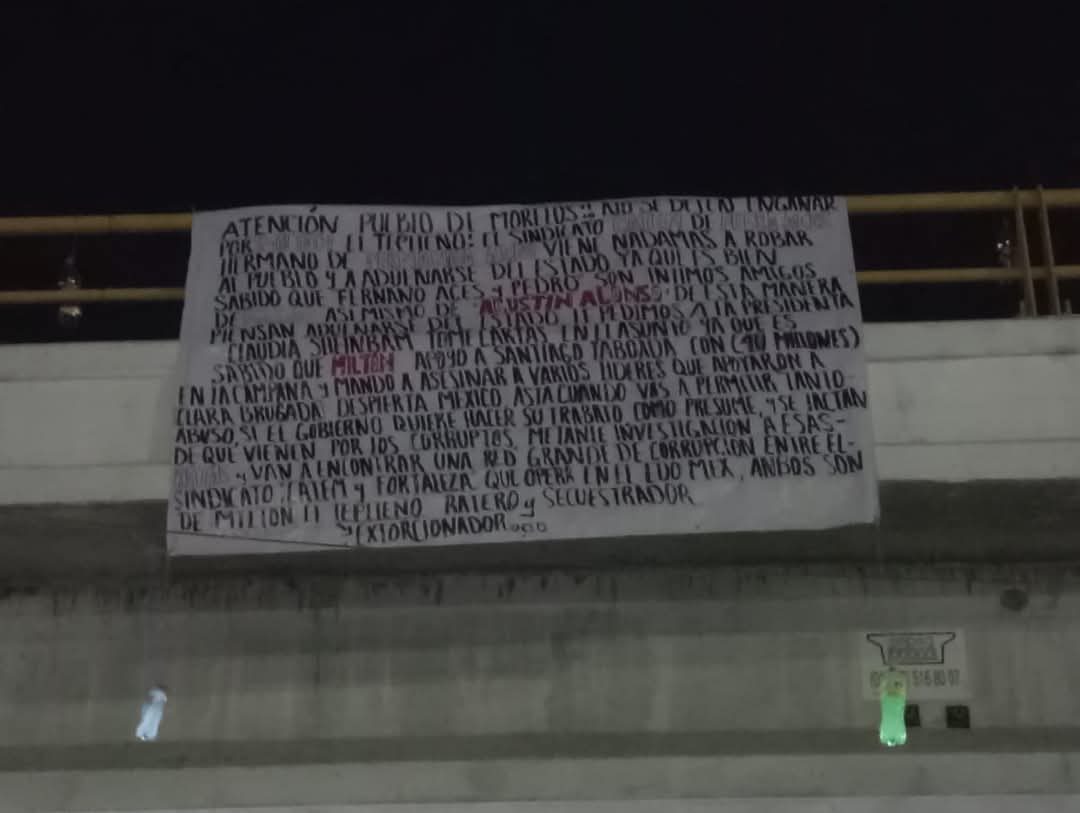 _MorelosEnLinea's tweet photo. DEJAN N4RCO M3NS4JES EN CUAUTLA , COCOYOC Y YAUTEPEC LA MADRUGADA DE ESTE MIERCOLES 11 DE DICIEMBRE

Elementos policiacos retiraron las mismas , donde señalan a funcionarios y sindicatos de la entidad Morelense con nexos de corrupcion y delincuencia organizada. https://t.co/GKk1eFq6LS