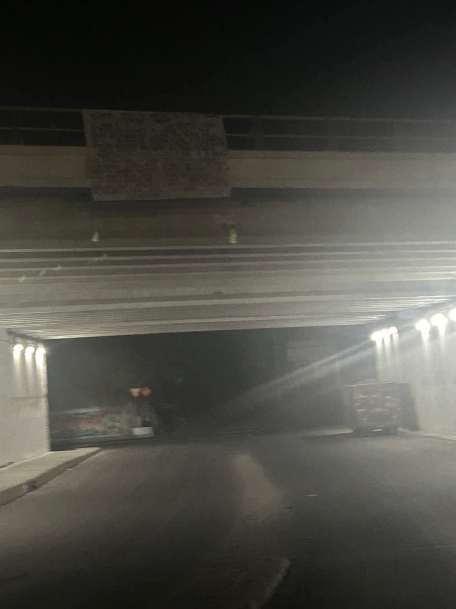 _MorelosEnLinea's tweet photo. DEJAN N4RCO M3NS4JES EN CUAUTLA , COCOYOC Y YAUTEPEC LA MADRUGADA DE ESTE MIERCOLES 11 DE DICIEMBRE

Elementos policiacos retiraron las mismas , donde señalan a funcionarios y sindicatos de la entidad Morelense con nexos de corrupcion y delincuencia organizada. https://t.co/GKk1eFq6LS