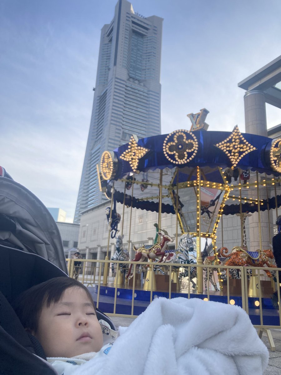 VUITTONのメリーゴーランド♡
せっかく来たのに息子は寝！！