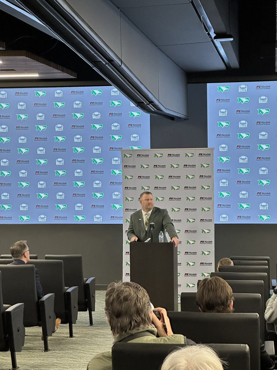 iserman_tv's tweet image. Introducing UND’s 28th head football coach, Eric Schmidt
“This place has always been near & dear to my heart,” - Eric Schmidt