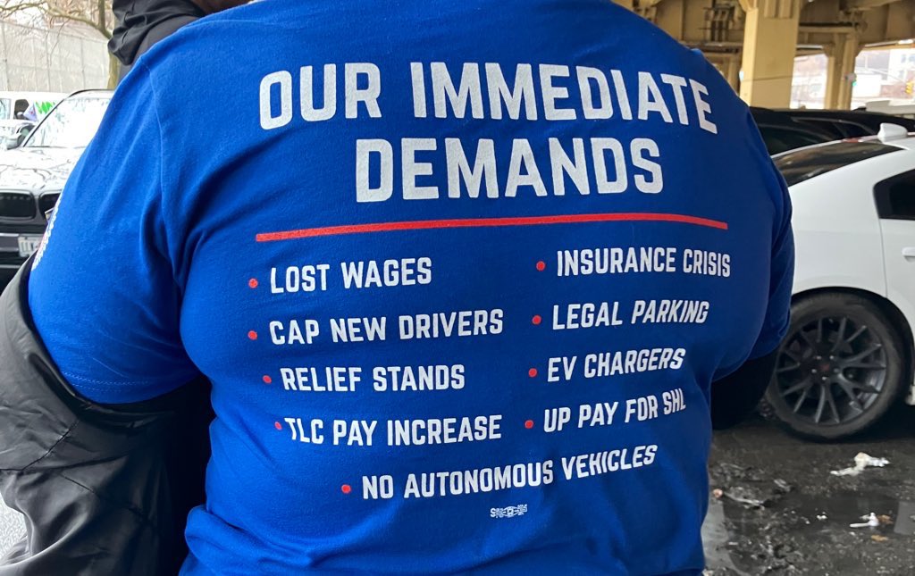 DrivingGuild's tweet photo. Uber &amp; Lyft are cheating on New York City’s minimum wage rules. The apps have used driver “lockouts” to scam drivers out of fair pay, leaving thousands on the brink of homelessness. Uber is also petitioning the city to cut driver pay next year to avoid the law. We won’t let them! https://t.co/y0AfQHiT1W