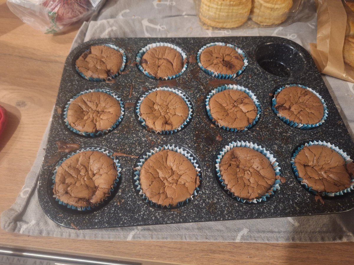 axellebnft45's tweet photo. Le défi numéro 4 de @Reunited_Events : Réaliser des biscuits de Noël.
Mes coulants au chocolat #ReChallenge https://t.co/iHwLBeNDmm