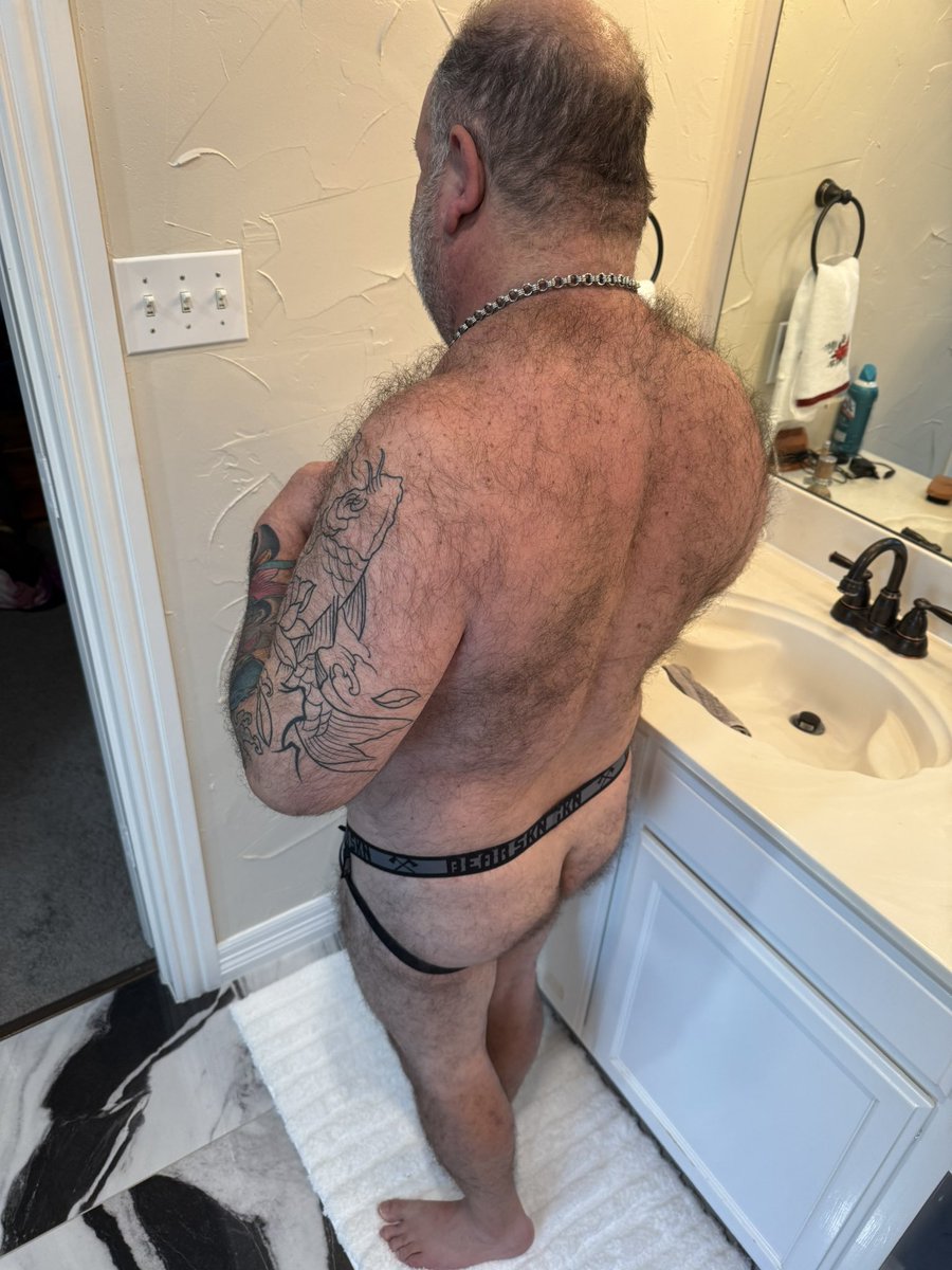 txbear64's tweet photo. Happy hump day and a little peek-a-boo from my friend  lol 😈#bear #daddy #sub #oldermale https://t.co/0Re5VgX2io