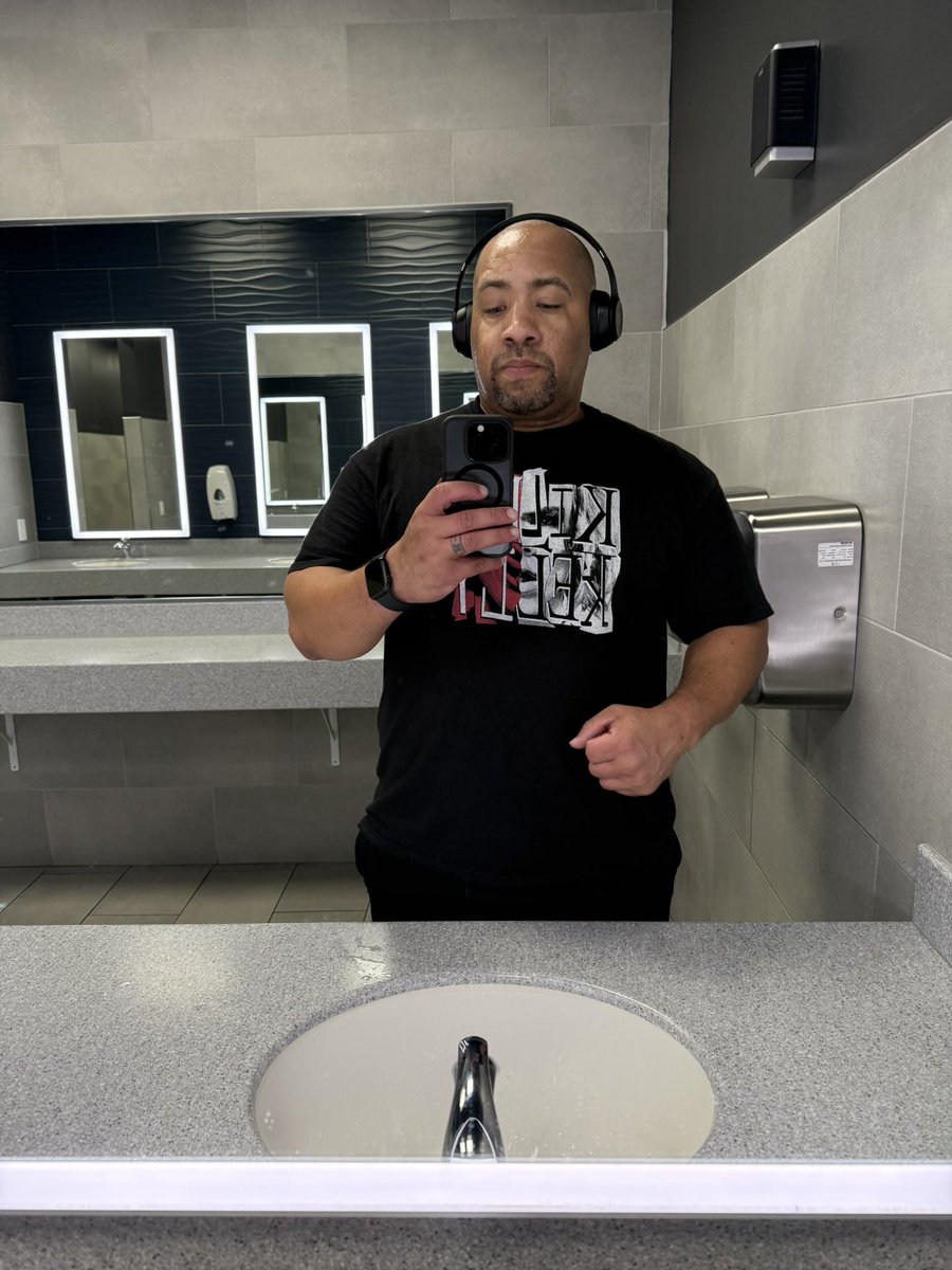 OldManRucker's tweet photo. Day 37 of #75softchallenge. Powered by the @Kelly_WP shirt for extra power on chest, tri’s and bi’s. #keeplifting https://t.co/MhHACLvgqQ