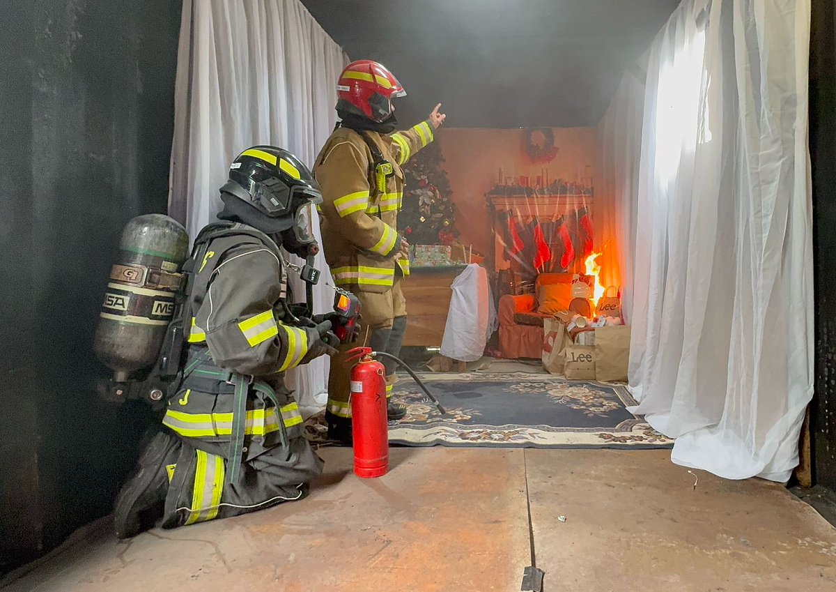 BomberosQuito's tweet photo. 🧠 #HazloBien | Hoy, realizamos una jornada informativa y preventiva con los medios de comunicación, actores importantes para compartir consejos sobre los riesgos con generadores de energía, conexiones eléctricas, velas y pirotecnia.

🎊 Festeja de manera responsable y prioriza tu seguridad.

👩🏻‍🚒 Hazlo bien, por tu bien.

#QuitoRenace
#BomberosQuito