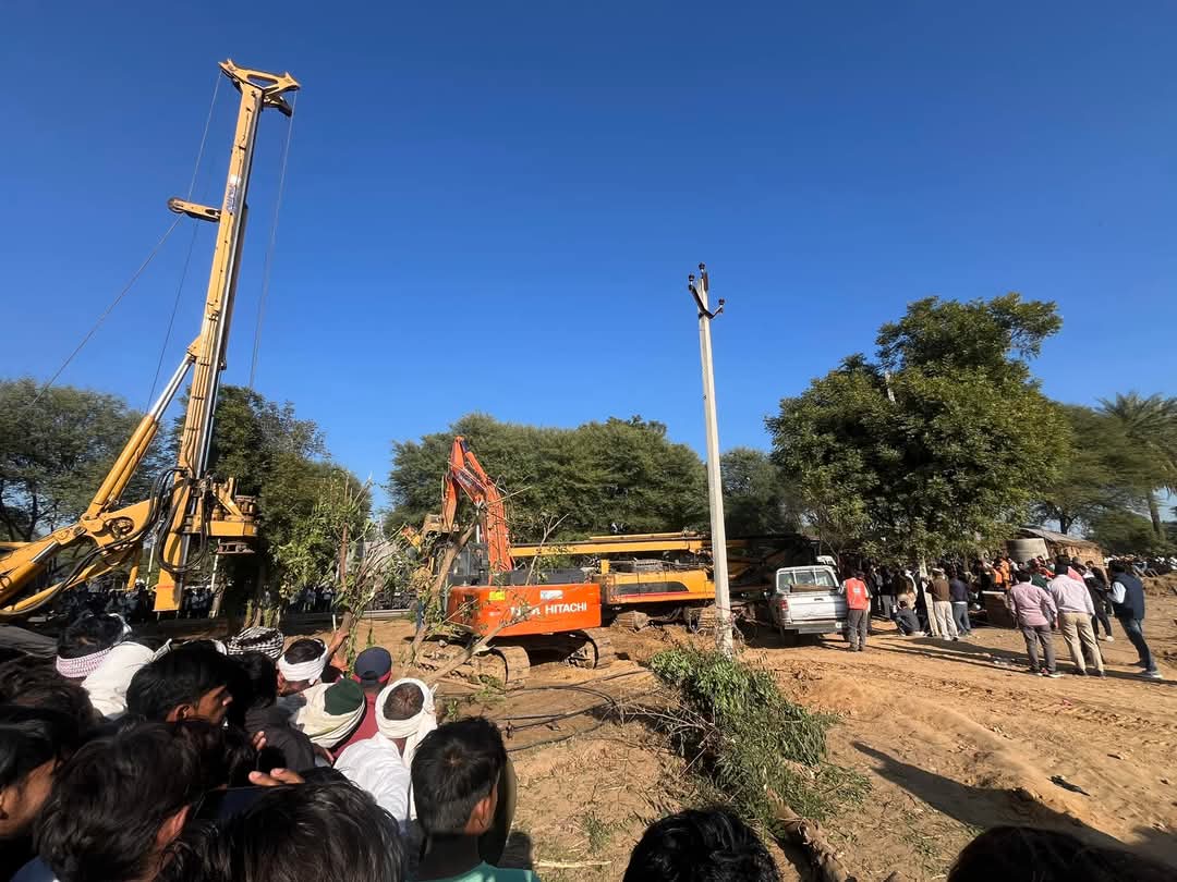 #बाप होना इतना आसान थोड़ी है सोचने को मजबूर कर दिया इस तस्वीर ने अगर दुनिया मे कुछ अच्छी शक्ति (भगवान) है अगर  तो आर्यन की रक्षा करना 😢😢😢😢
...😭😭
अपने लाड़ले बेटे आर्यन के इंतजार में पिता हे प्रकृति माँ बच्चे की रक्षा करना 🙏🙏 सभी भाई दुआ करो ।