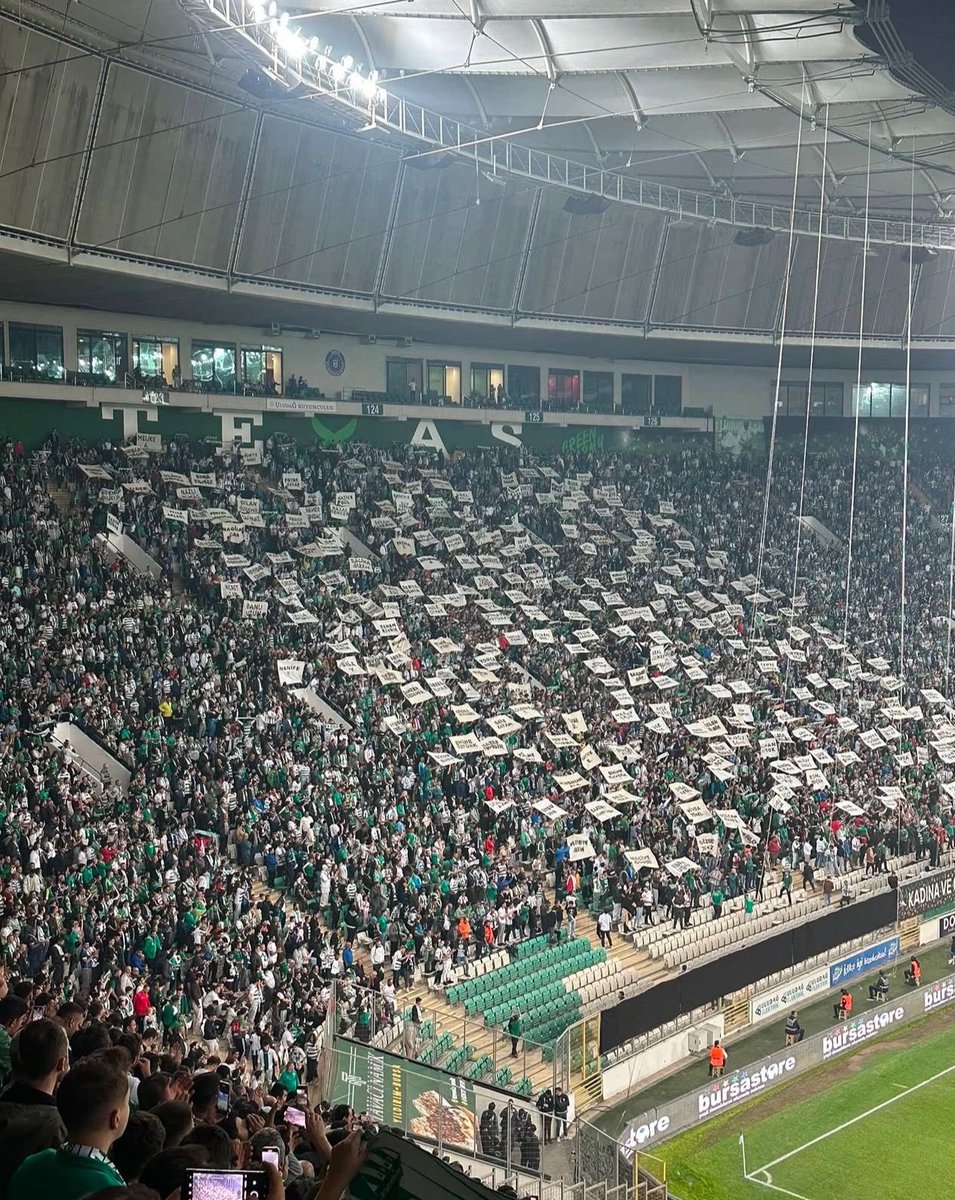 Bursaspor taraftar grubu Texas, 13 Ekim tarihinde oynanan Bursaspor-Kahramanmaraş maçı öncesi tribünlerde yaptığı kadına şiddete dikkat çeken koreografisi nedeniyle TFF Fair Play ve Sosyal Sorumluluk Kurulu tarafından ödüle layık görülmüştür.

👉 tff.org/default.aspx?p…